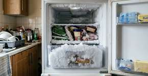 Basta usar uma concha; esta é a maneira segura e eficaz de limpar os blocos de gelo no congelador