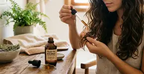 O jeito certo de usar óleo de rícino no cabelo para fortalecer sem deixar raiz pesada