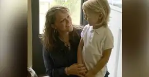 Mãe luta para que filha trans use o banheiro feminino na escola