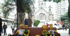 Artista expõe escultura do sofá de ‘Os Simpsons’ nas ruas de São Paulo