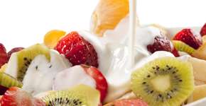 Faça esta salada de frutas com iogurte muito refrescante para o calor