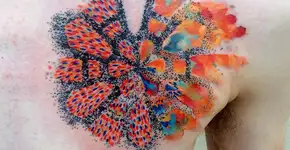 Misto de tatuador e terapeuta, artista tatua emoções de clientes em seus corpos