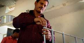 Com máquina que fabrica absorventes baratos, indiano inspira independência feminina