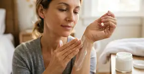 O jeito de hidratar a pele madura pra evitar aquele aspecto de papel amassado nos braços