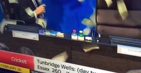 Humorista invade coletiva da FIFA e atira notas de dólares em Joseph Blatter