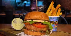 Quebrada Burguer celebra o Dia Mundial Sem Carne com opções especiais no cardápio