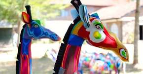 Chinelos de borracha descartados se transformam em esculturas