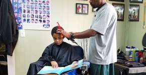 Cabeleireiro dá desconto para crianças que leem durante o corte