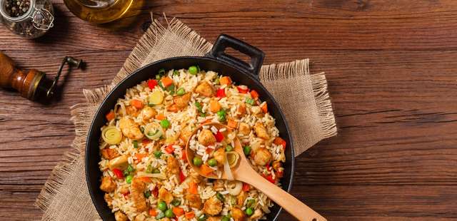 Frango rústico com arroz de uma panela só que vai te fazer esquecer o delivery