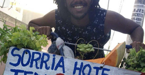 Homem leva comida em sua bicicleta para ajudar pessoas de rua