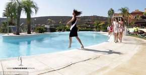 Candidata do Miss Espanha cai em piscina durante giro elegante
