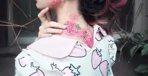 Modelo é famosa na internet por fotos críticas e bizarras