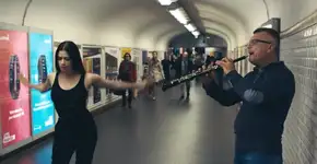 Dançarinos surpreendem músicos no metrô de Paris