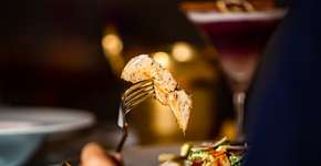 Hábito comum durante as refeições pode aumentar ingestão calórica