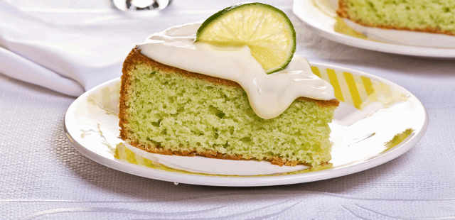 Bolo de limão fofinho e saboroso com cobertura azedinha para alegrar o seu dia