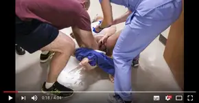 Vídeo mostra parto às pressas no corredor de hospital