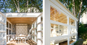 Arquiteta usa janelas velhas como paredes em casa no lago