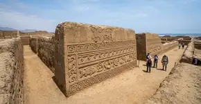 Chan Chan, a maior cidade de adobe do mundo, está se desintegrando como um cubo de açúcar diante do Pacífico