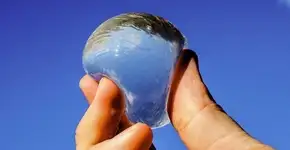 Bolha de água comestível substitui garrafas plásticas