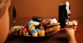 Consumir muito açúcar compromete saúde mental, apontam cientistas