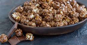 Pipoca de chocolate fácil e perfeita para te acompanhar em um filme