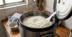 O arroz sempre gruda no fundo da panela elétrica quando cozinha? Aqui vão duas dicas da minha mãe: faça o arroz soltinho e evite o desperdício