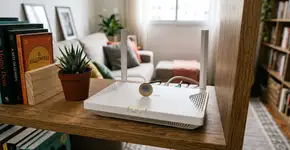 Uma moeda em cima do roteador Wi-Fi: para que serve e por que é recomendada