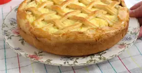 Empadão de frango com recheio cremoso; aprenda a fazer