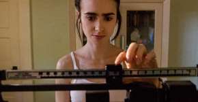 Lily Collins fala de elogio problemático que ouviu ao fazer filme