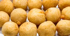 Receita de bolinha de queijo super crocante que você morde e puxa