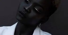 Conheça Nyakim Gatwech, modelo poderosa que inspira autoconfiança