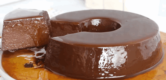 Quer sobremesa fácil? Aprenda o pudim de chocolate que fica pronto em meia hora