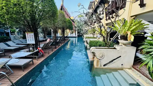 Piscina contorna todo hotel em Phuket
