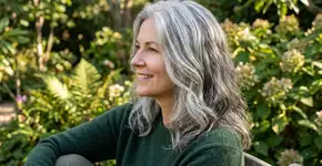 A ciência investiga a origem dos cabelos grisalhos e descobre que os fios brancos são um mecanismo vital de proteção capilar