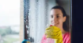 Por que suas janelas continuam manchadas mesmo depois de limpá-las?