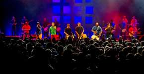 Monobloco faz show de lançamento do novo disco no Circo Voador