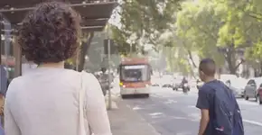 Ação pressiona para que mulheres desçam fora do ponto após 22h