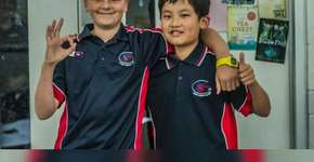 Criança aprende língua de sinais para conversar com amigo surdo