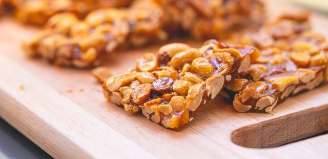 Só 4 ingredientes para um pé de moleque com rapadura inesquecível!