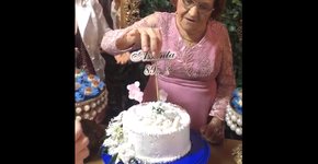 Avó ganha bolo recheado com dinheiro no aniversário e viraliza na web