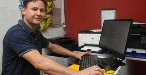 Tá desempregado? Dono de café imprime currículos grátis