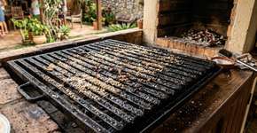 Um truque simples para limpar a churrasqueira à noite com sal grosso e acordar com tudo desengordurado e pronto para usar sem esforço