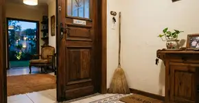 Para que serve colocar a vassoura atrás da porta e como posicionar para a visita nunca demorar a ir embora