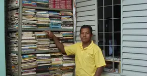 No Distrito Federal, cobrador cria biblioteca na linha de ônibus em que trabalha