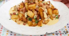 Faça essa batata com molho cremoso de queijo e nunca mais queira comer de outro jeito