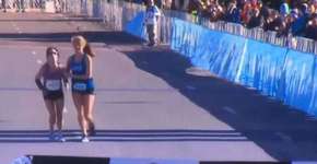 Atleta perde a consciência e recebe ajuda de adversária