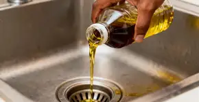 Por que não despejar óleo de cozinha na pia?