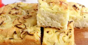 Receita de focaccia de cebola com ervas para fazer em casa