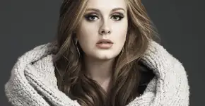 ‘A pressão em cima de nós é absolutamente ridícula’, diz Adele sobre amamentação