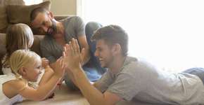 Casais homossexuais dedicam mais tempo a seus filhos, segundo estudo